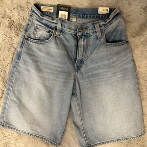 NWT Levi's Baggy Dad Jorts - 2025